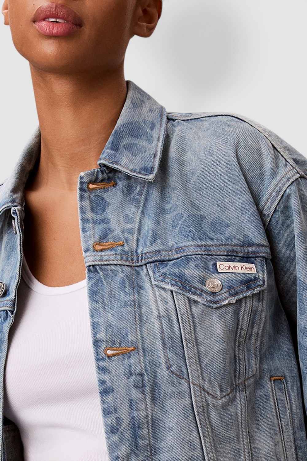 תמונת תקריב דוגמן של ז׳קט ג׳ינס