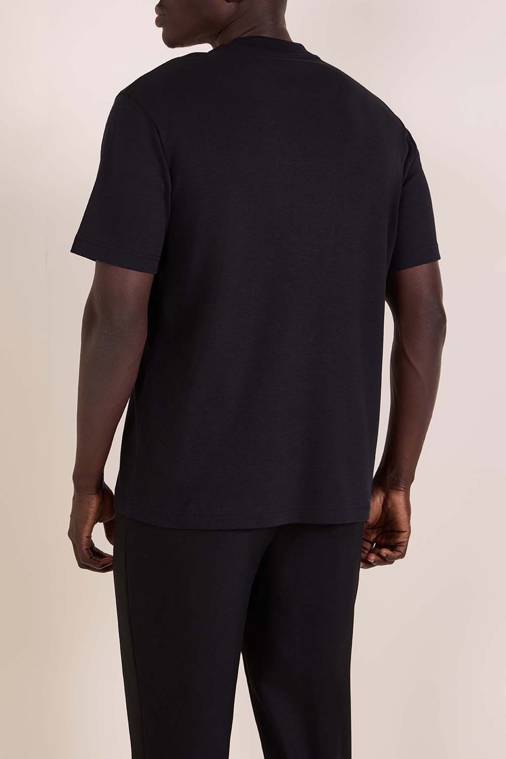 תמונת דוגמן אחורית של חולצת טי