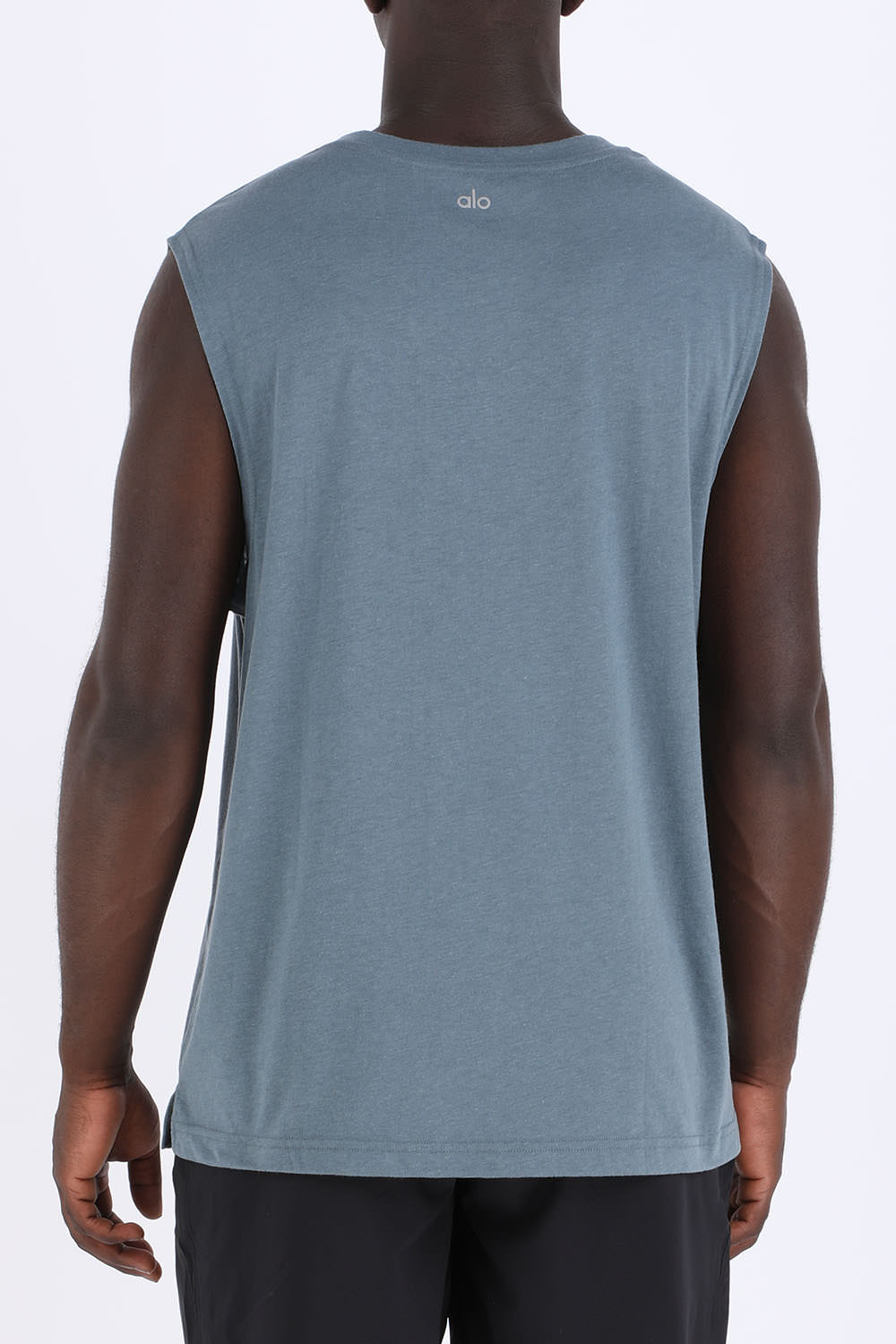 תמונת דוגמן אחורית של גופיה ספורטיבית עם הדפס לוגו