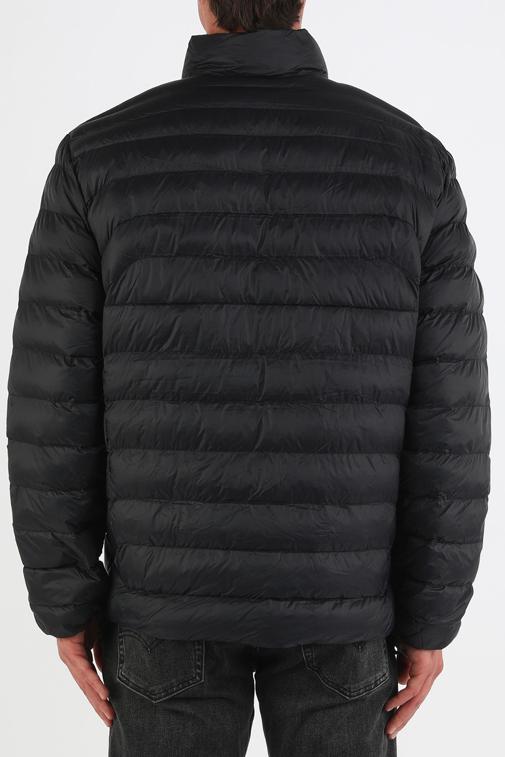 תמונת דוגמן אחורית של מעיל טרה מניילון ממוחזר