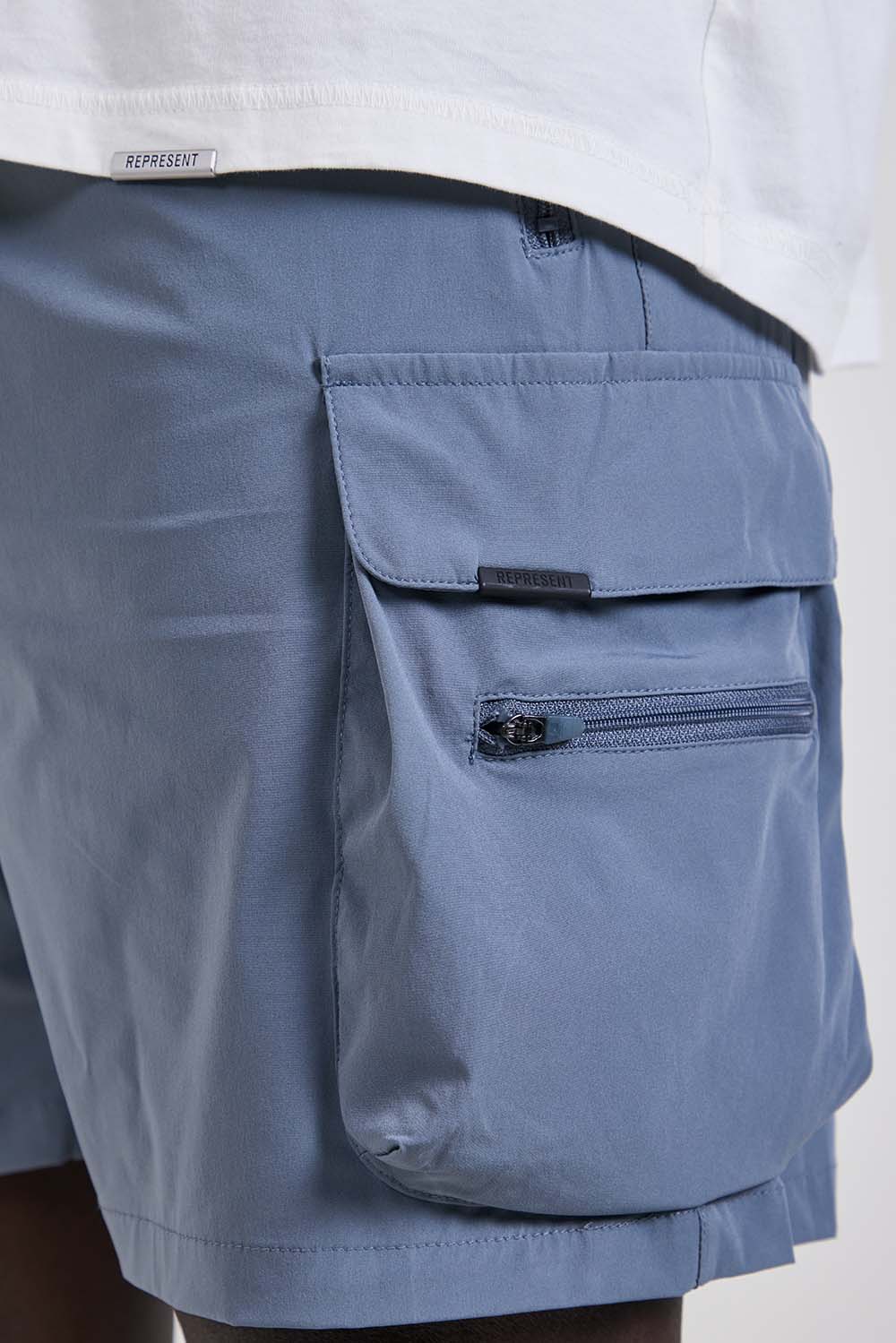 תמונת תקריב דוגמן של מכנסי ג'וגר קצרים