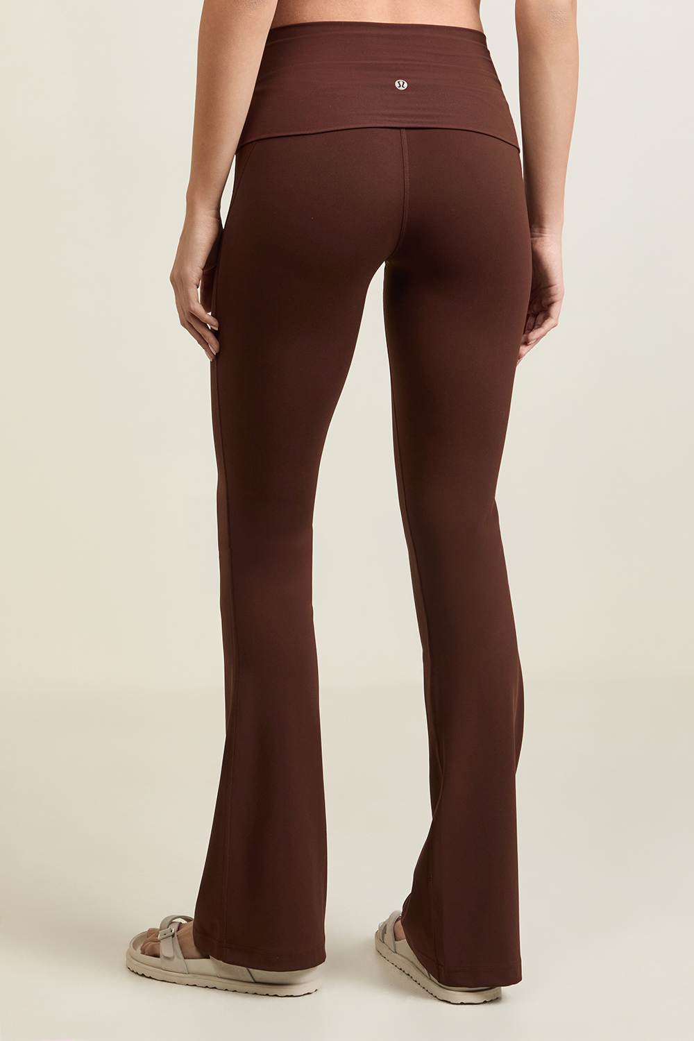 תמונת דוגמן אחורית של Groove Nulu Foldover-Waist Flared Pant