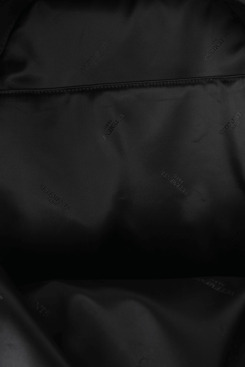 תמונת פנים של תיק גב קלאסי עם כיתוב ממותג בגוון שחור