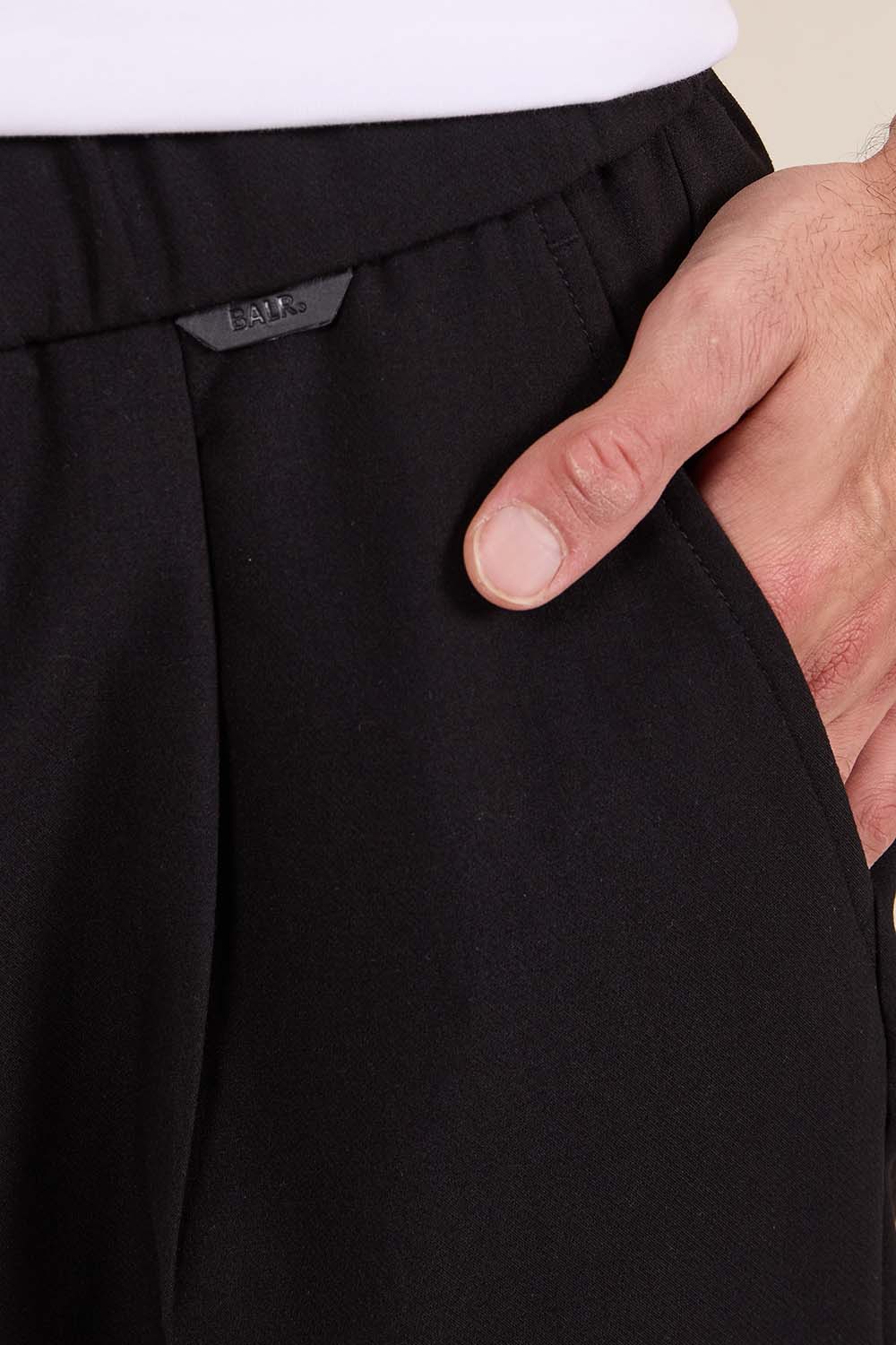 תמונת תקריב דוגמן של מכנסיים ארוכים