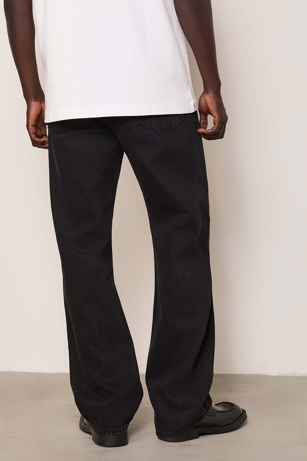 תמונת תקריב דוגמן של מכנסי ג'ינס ישרים