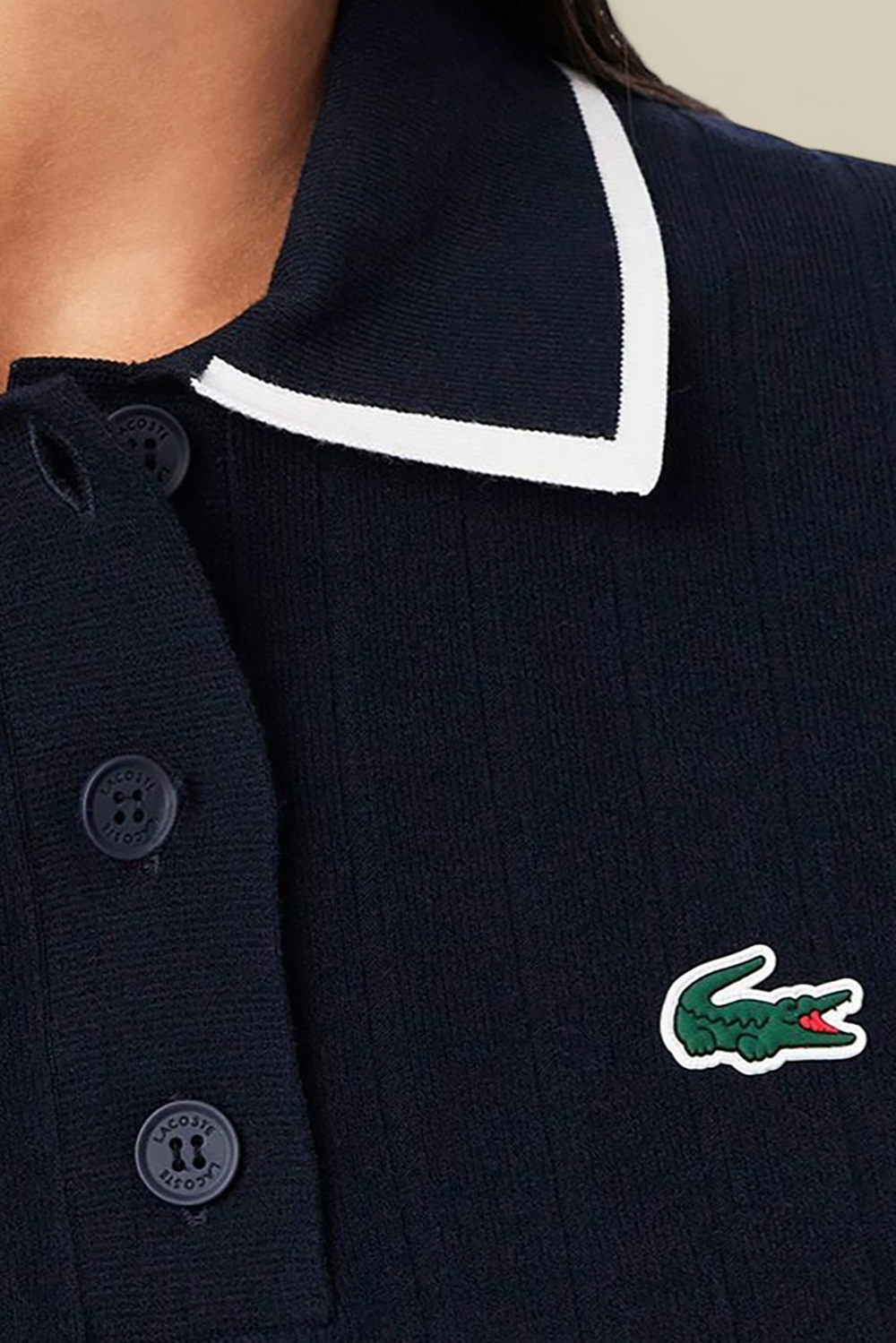 תמונת תקריב דוגמן של סריג פולו קצר