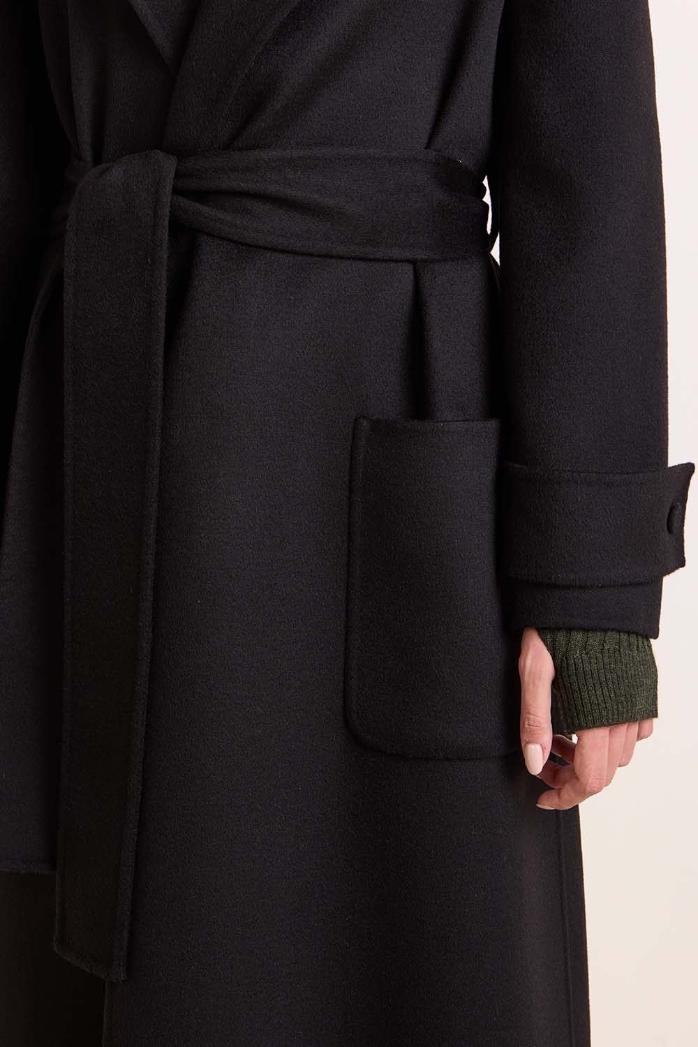 תמונת תקריב דוגמן של מעיל צמר וקשמיר