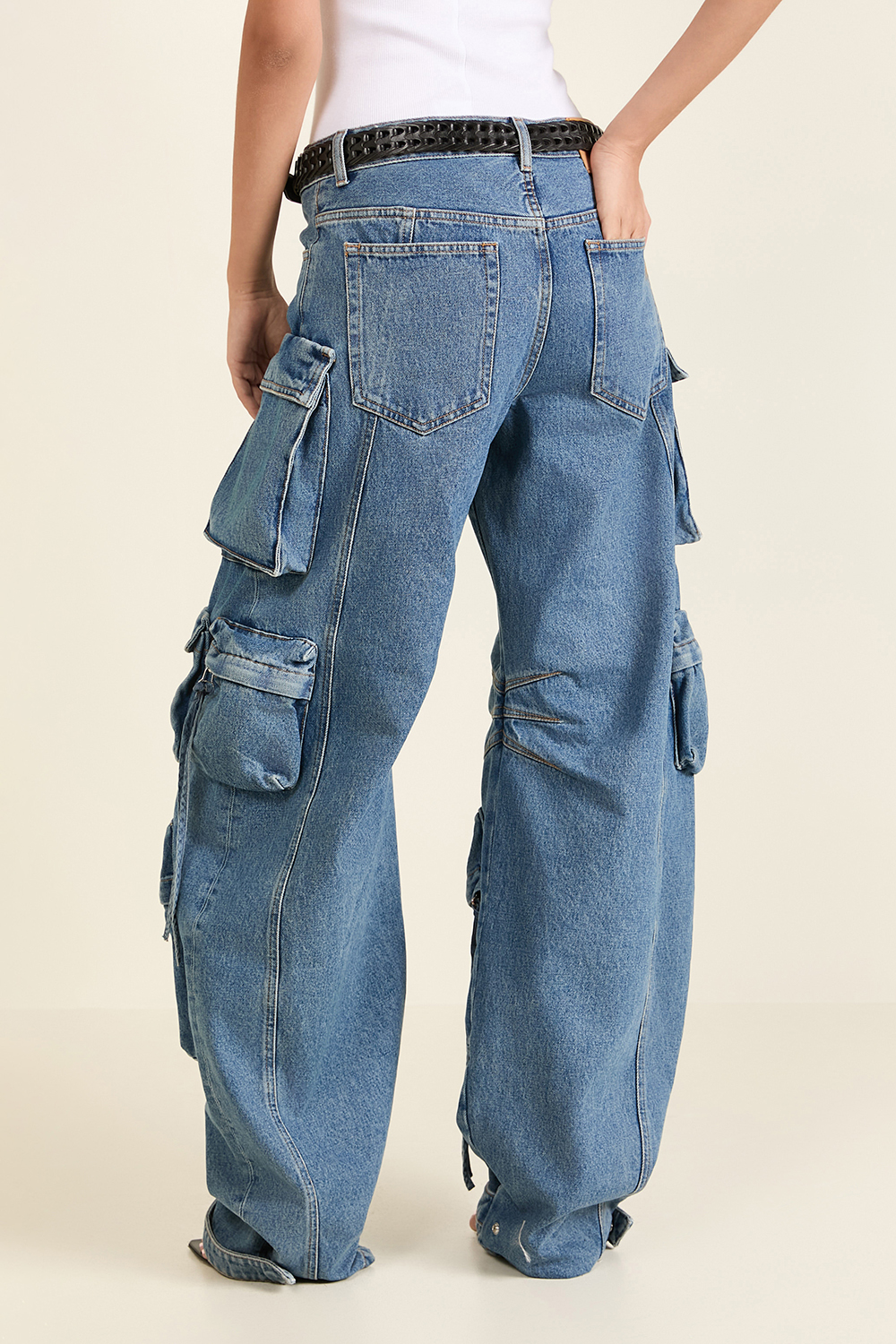 תמונת דוגמן אחורית של מכנסי ג'ינס קרגו פרן