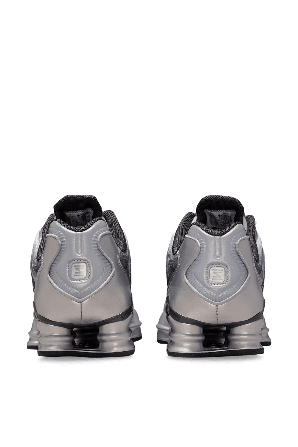 תמונת תקריב של נעלי סניקרס שוקס