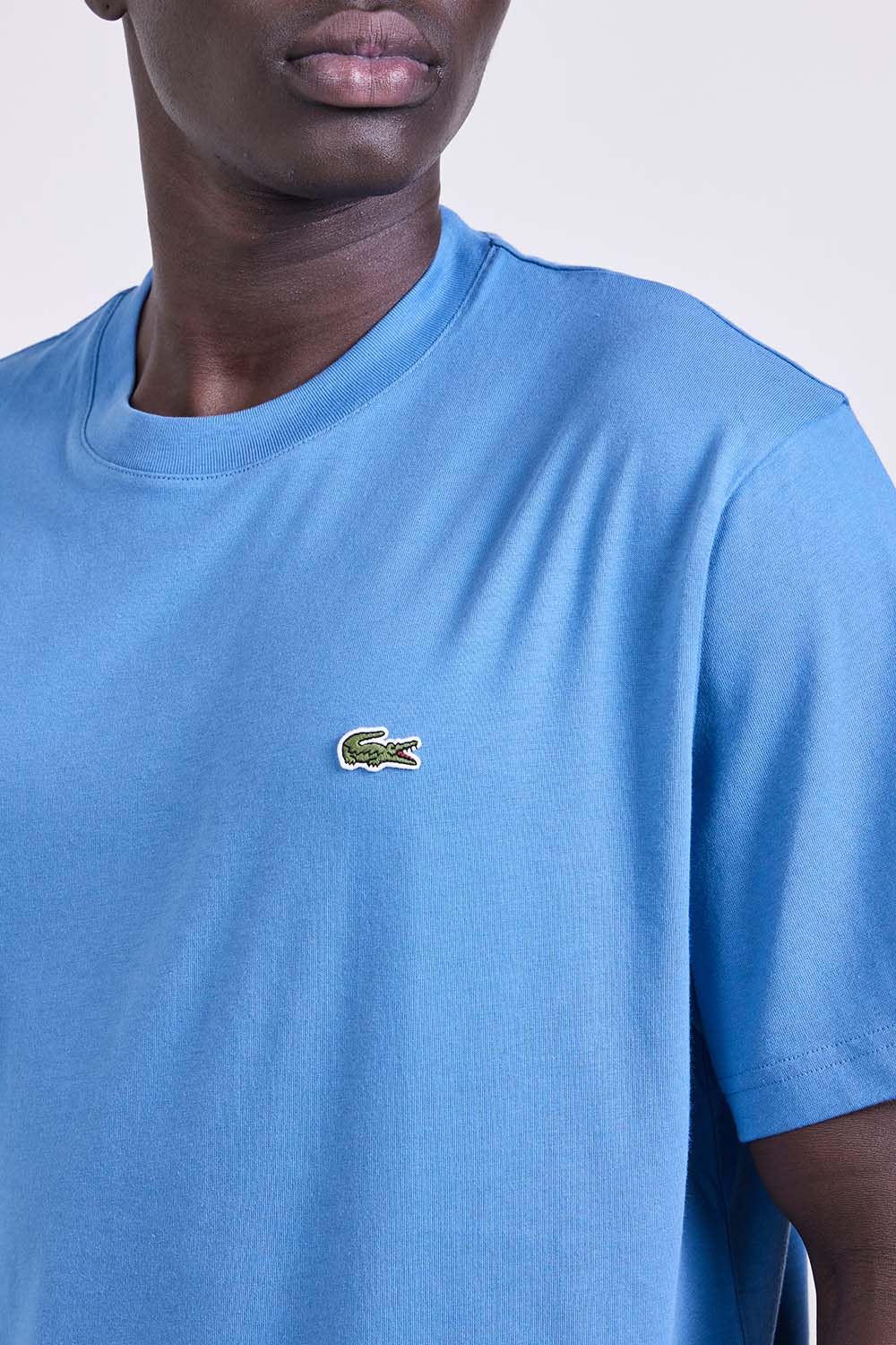 תמונת תקריב דוגמן של חולצת טי בגזרה ישרה