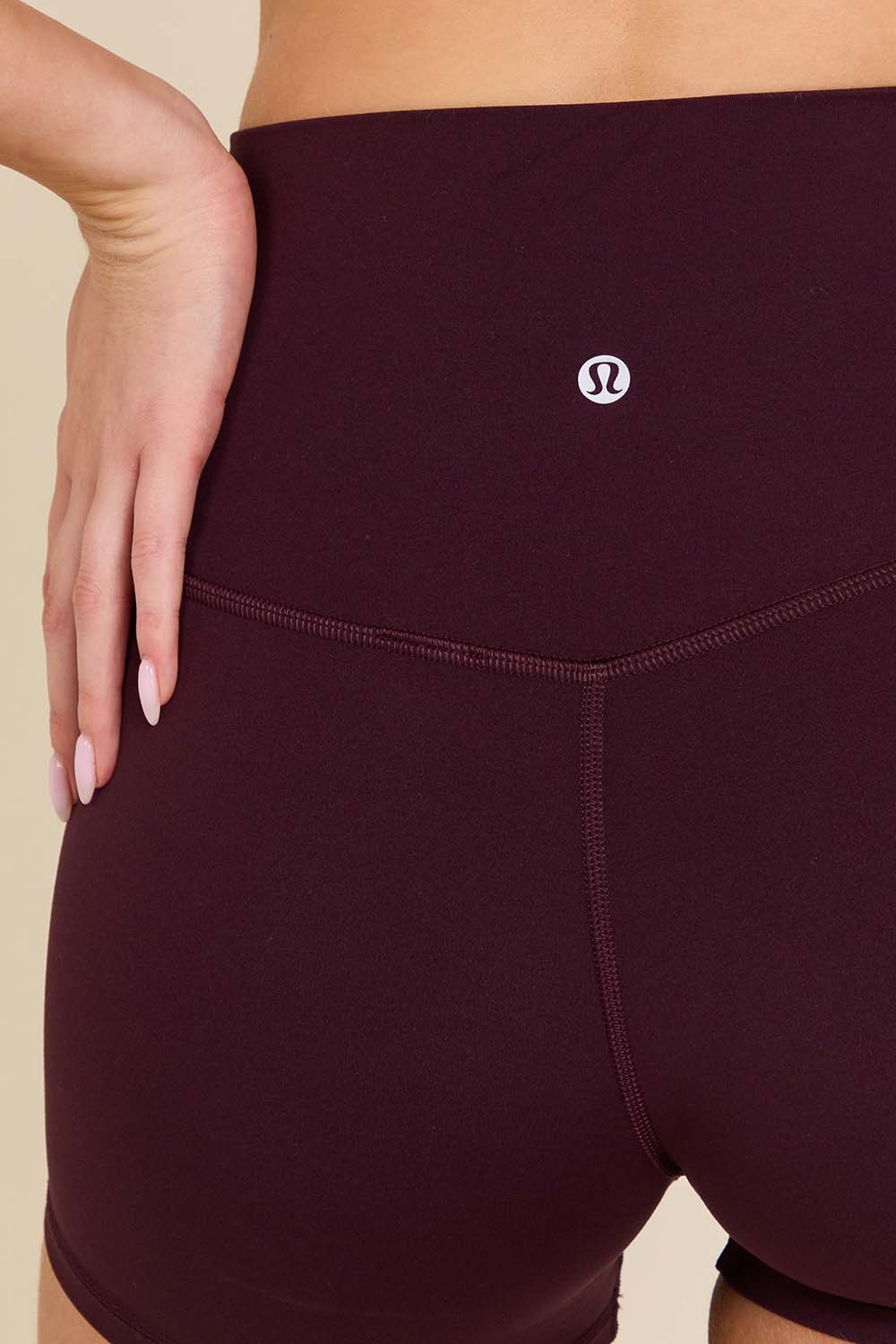 תמונת תקריב דוגמן של lululemon Align&trade; High-Rise Short 4