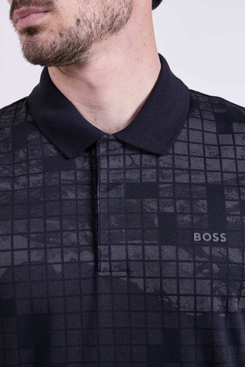 תמונת תקריב דוגמן של חולצת פולו