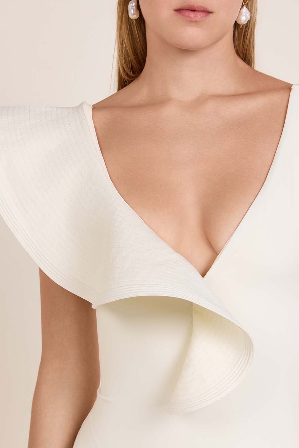 תמונת תקריב דוגמן של בגד ים שלם