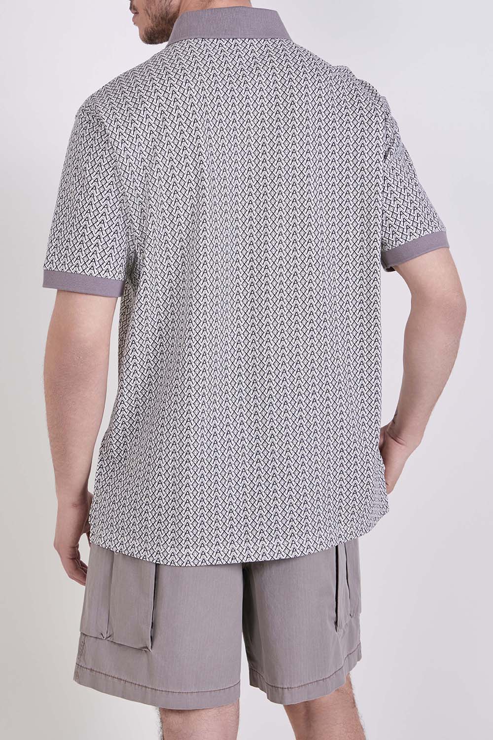 תמונת דוגמן אחורית של חולצת פולו בגזרה ישרה