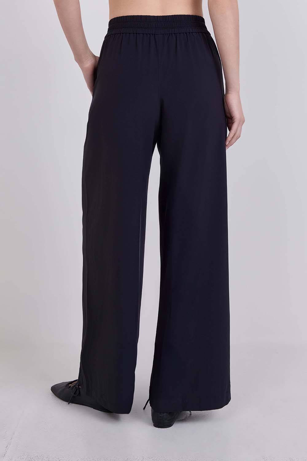 תמונת דוגמן אחורית של Breezily Mid-Rise Pant Regular