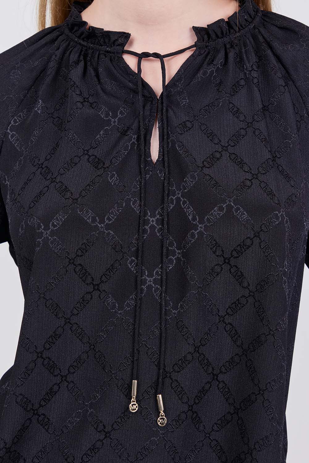 תמונת תקריב דוגמן של חולצת צווארון מלמלה