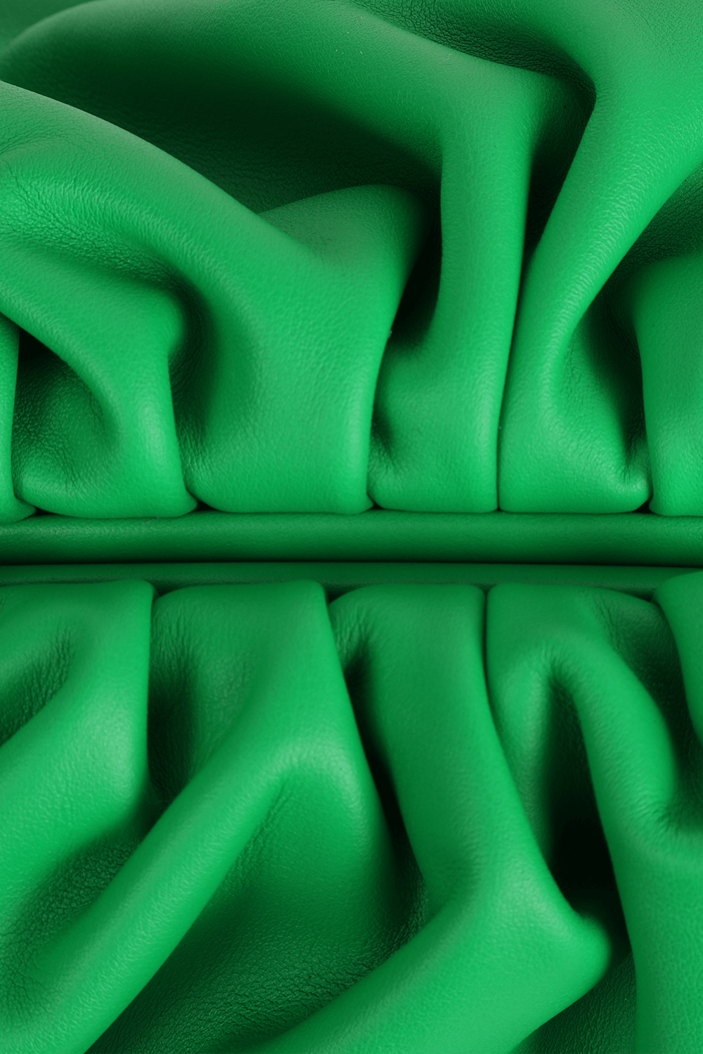 תמונת תקריב של The Pouch Clutch in Green