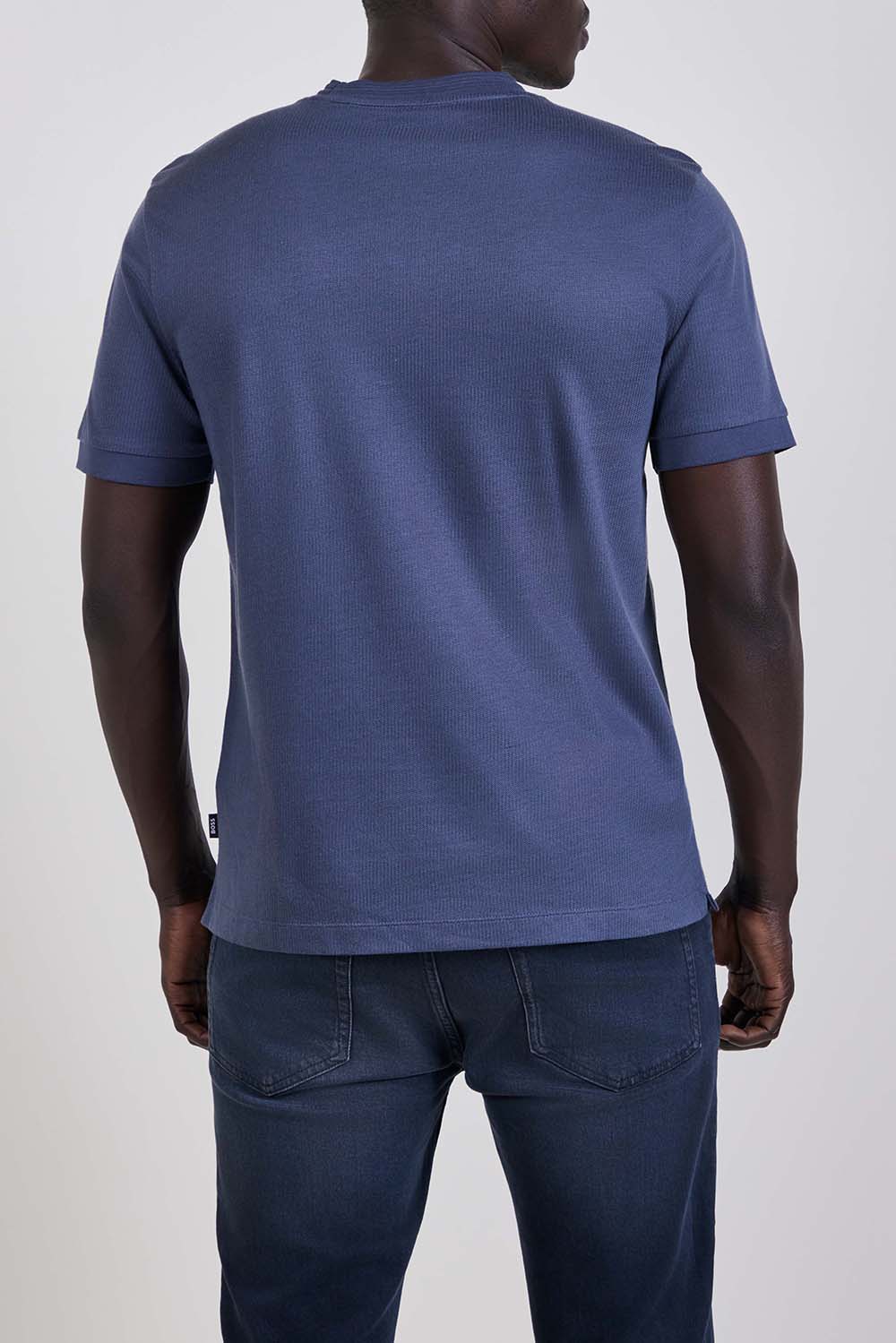 תמונת דוגמן אחורית של חולצת טי