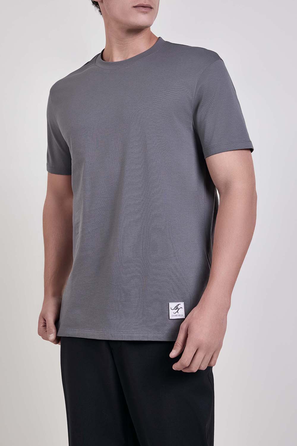 תמונת דוגמן קידמית של חולצת טי בגזרת סלים