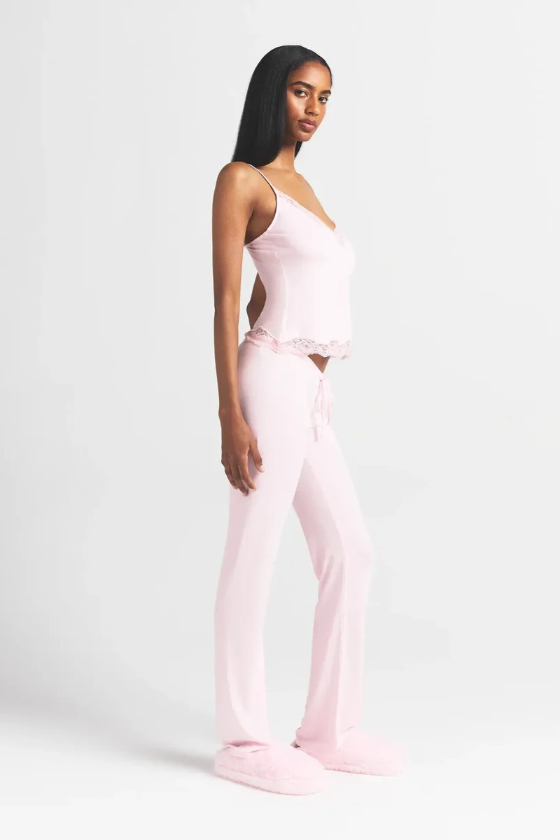 תמונת דוגמן אחורית של CAMI & PANT SET