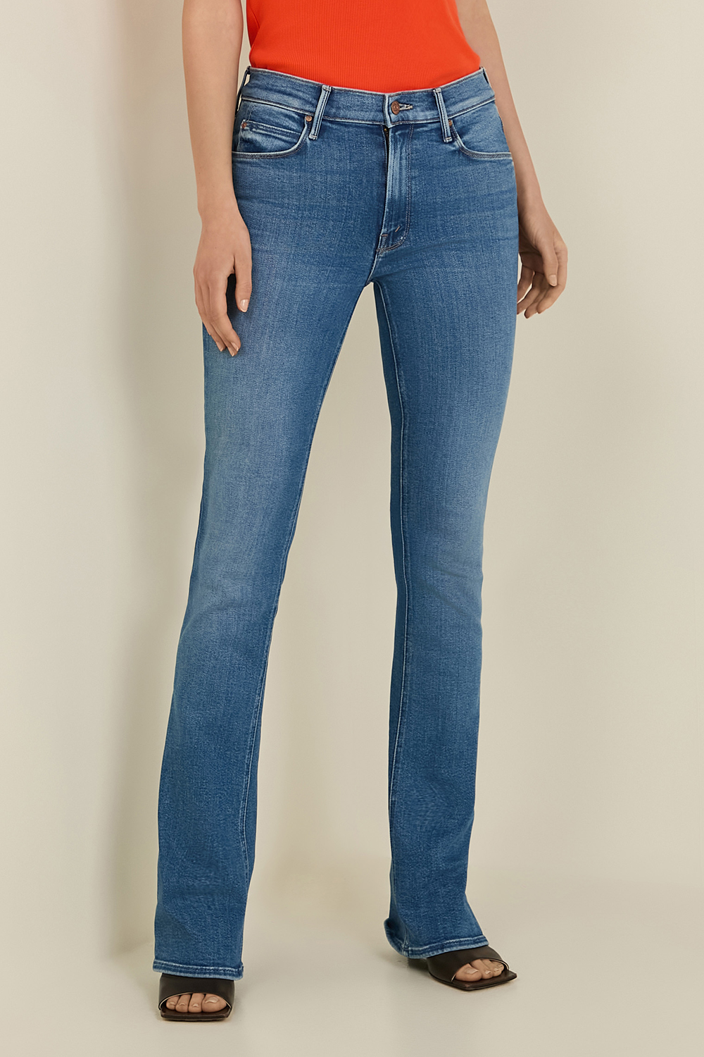 תמונת דוגמן קידמית של מכנסי ג'ינס ישרים