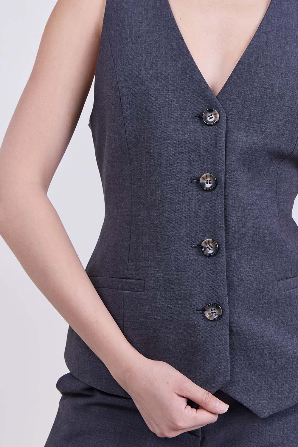 תמונת תקריב דוגמן של וסט מחויט