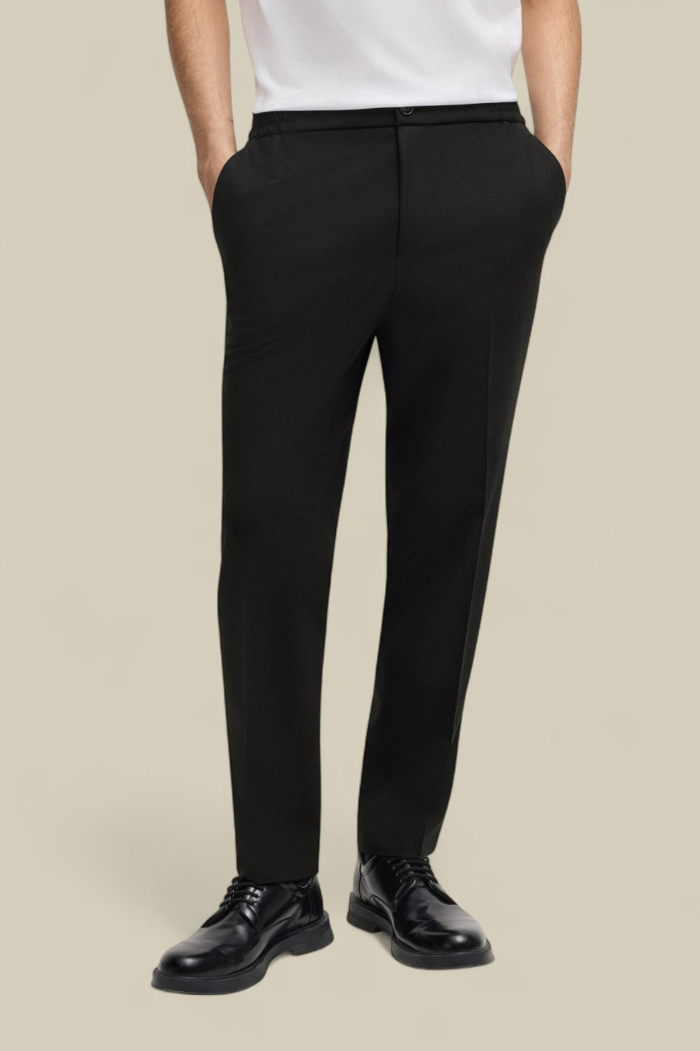 תמונת דוגמן קידמית של מכנסיים מחויטים