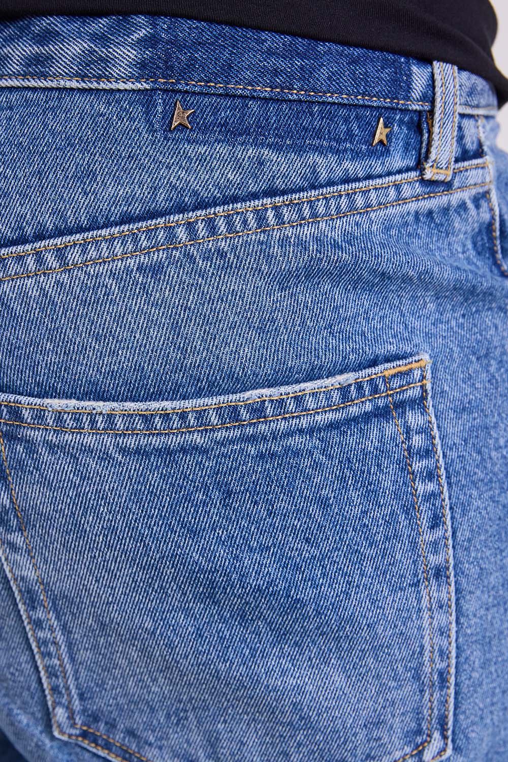 תמונת תקריב דוגמן של מכנסי ג'ינס בגזרת סלים