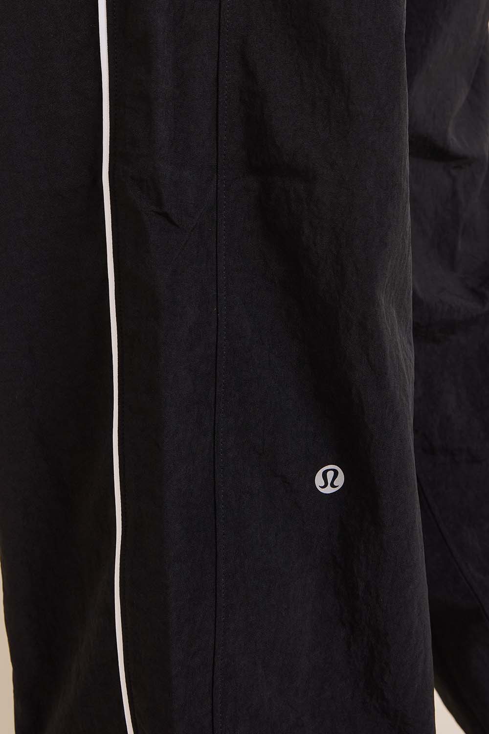 תמונת תקריב דוגמן של License to Train  Woven Mid-Rise Jogger