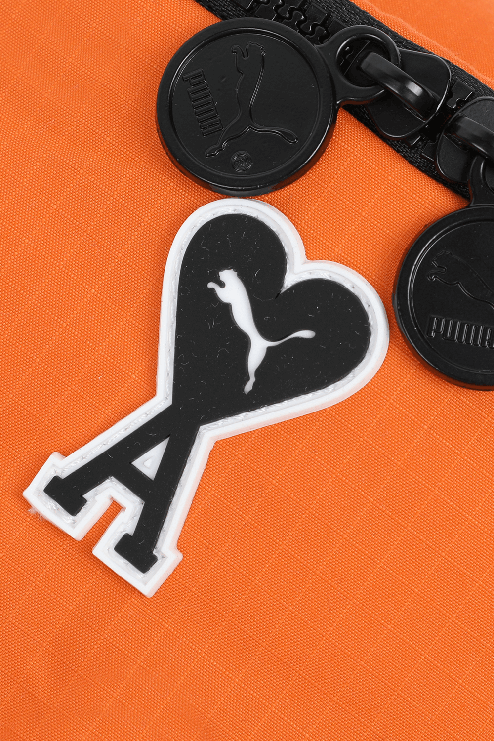 תמונת תקריב של פומה X אמי תיק פאוץ'