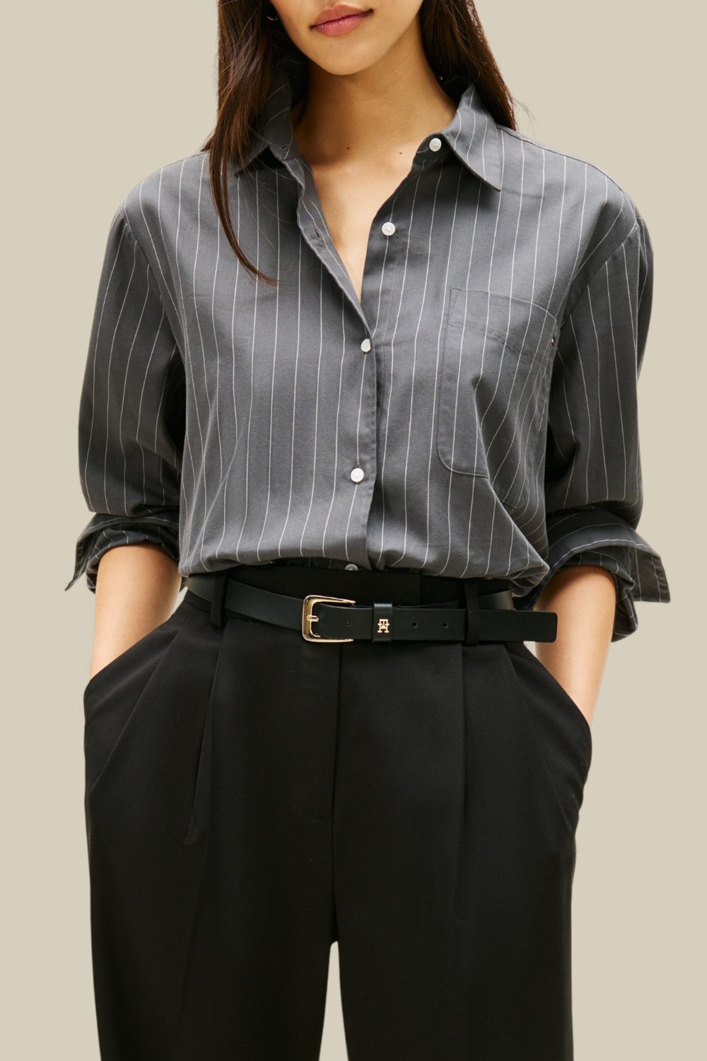 תמונת דוגמן קידמית של חולצת כפתורים אוברסייז