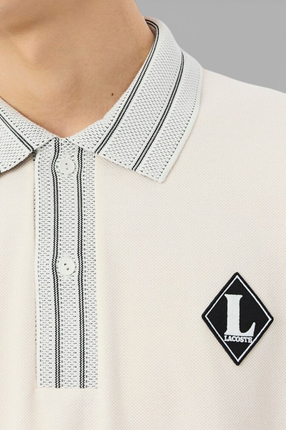 תמונת תקריב דוגמן של חולצת פולו