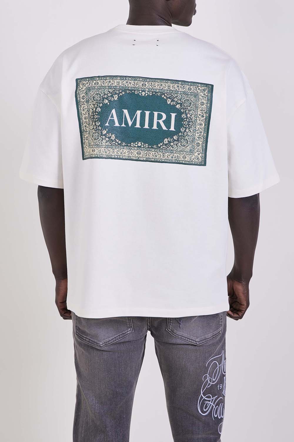 תמונת דוגמן אחורית של חולצת טי בגזרה משוחררת