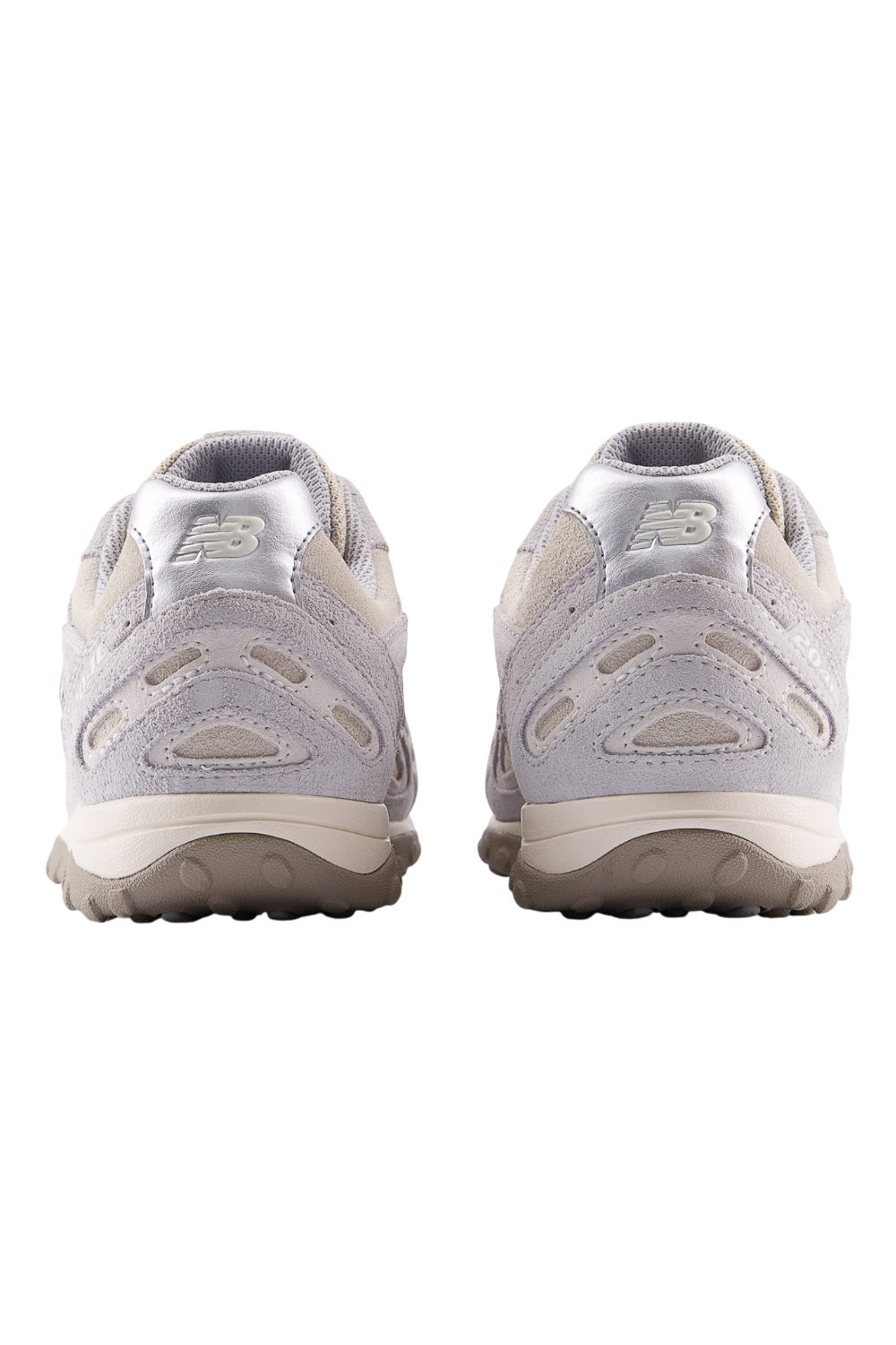 תמונת תקריב של נעלי סניקרס 204