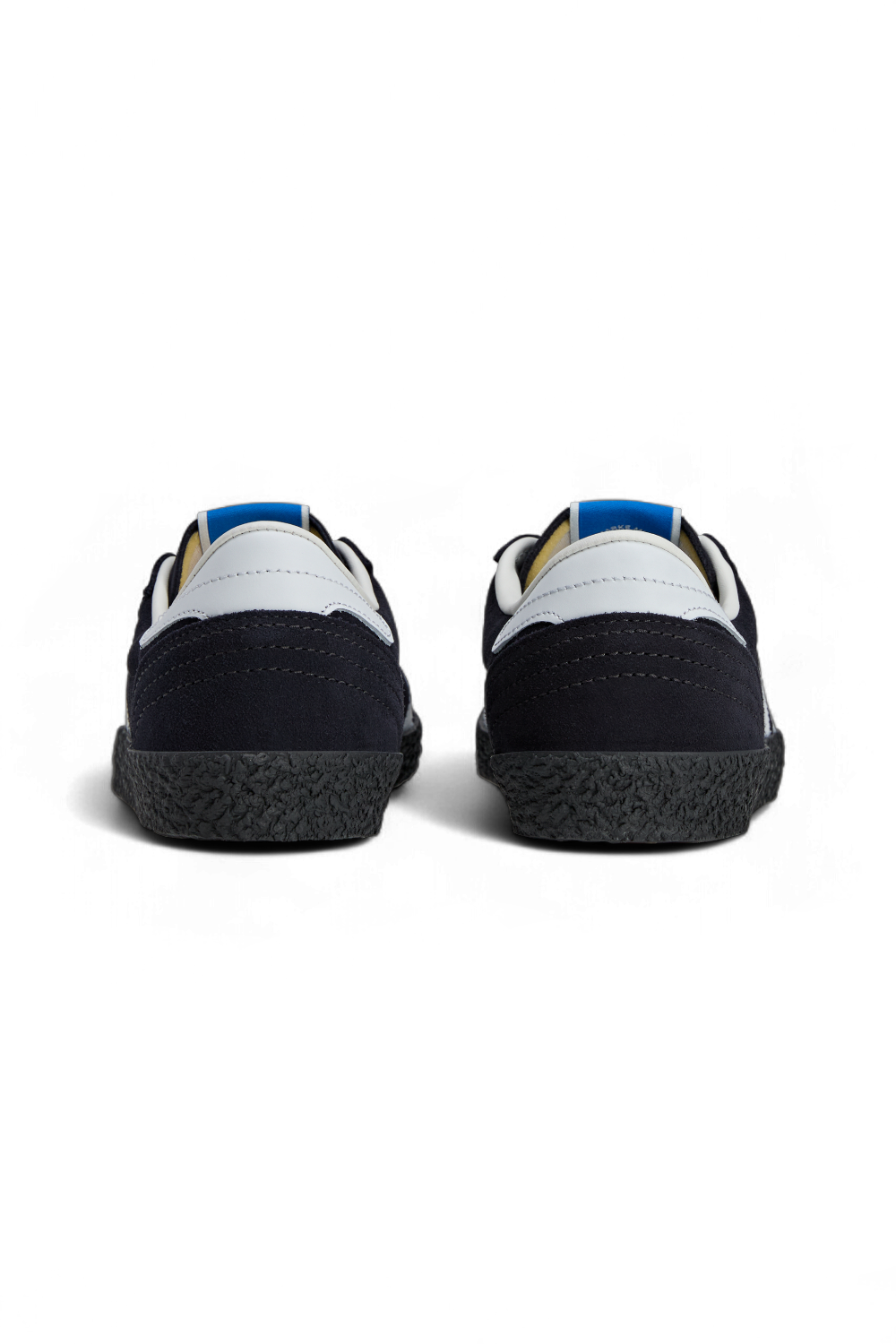 תמונת תקריב של נעלי סניקרס