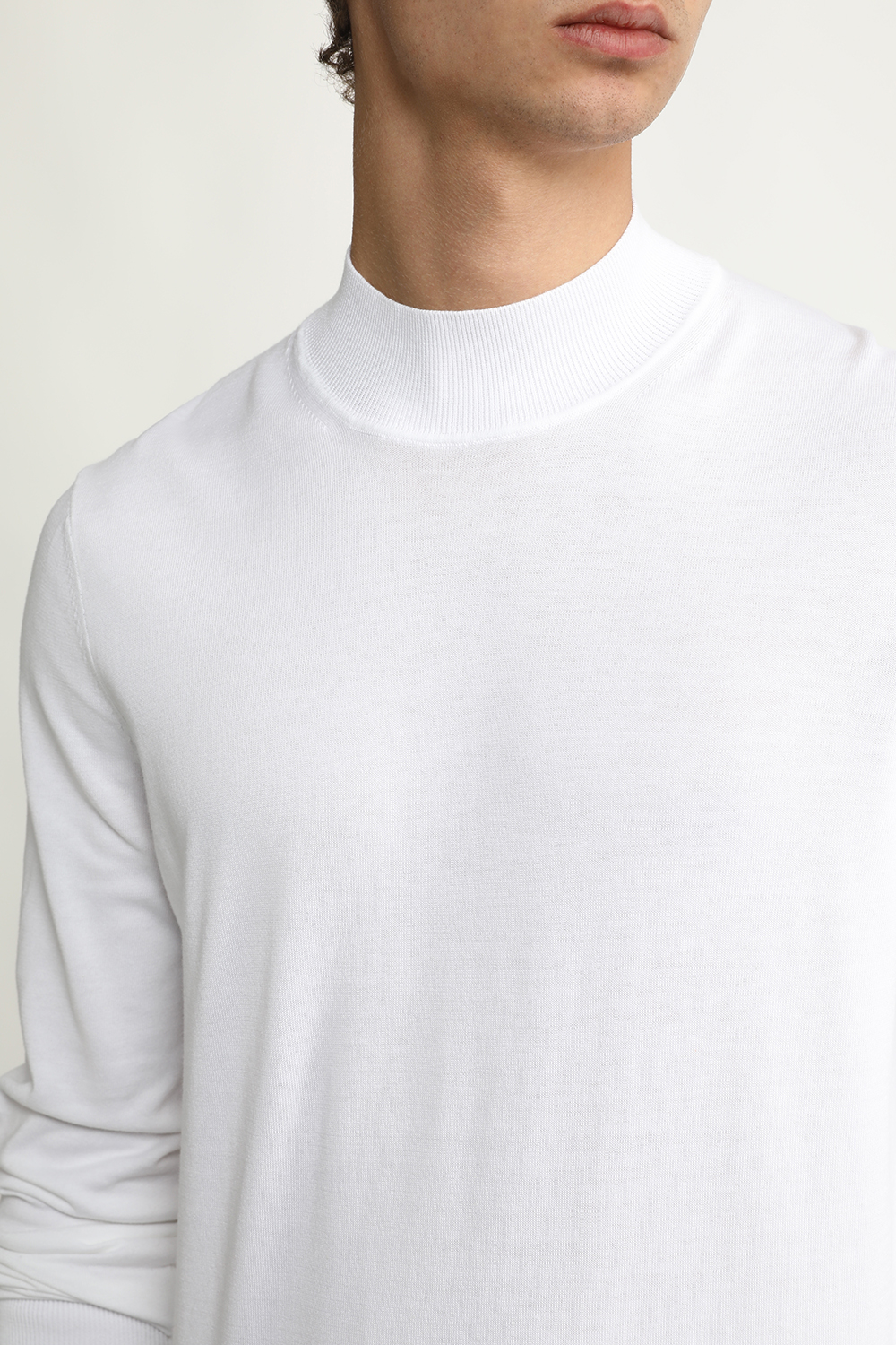 תמונת תקריב דוגמן של סריג עם צווארון סגור 