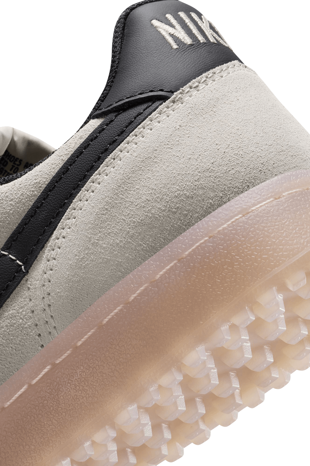 תמונת תקריב של נעלי סניקרס פילד ג'נרל