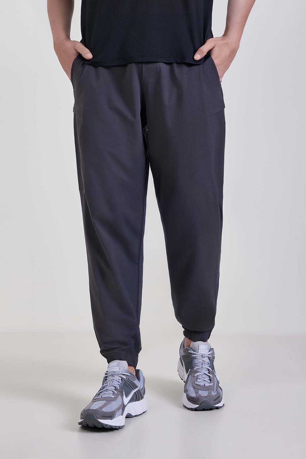 תמונת דוגמן קידמית של Zeroed In Classic-Fit Cargo Jogger Regular