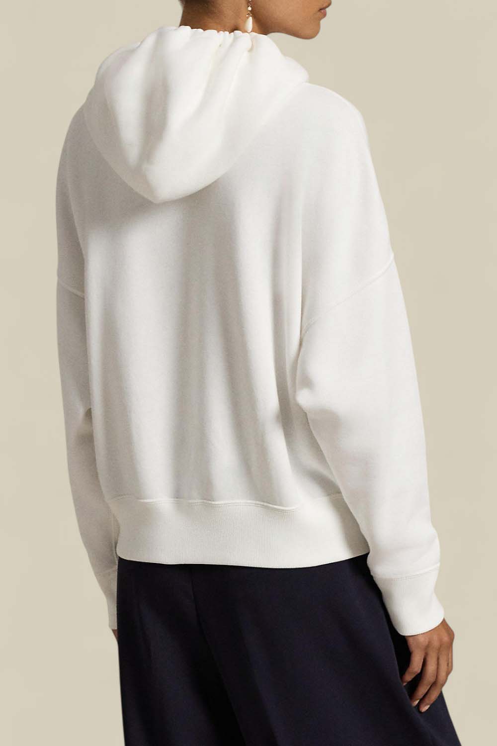 תמונת דוגמן אחורית של סווטשירט קפוצ'ון