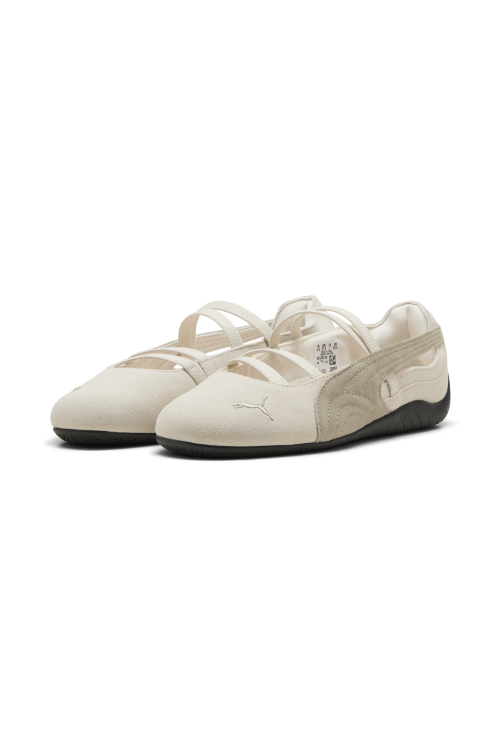 תמונת תקריב של נעלי סניקרס