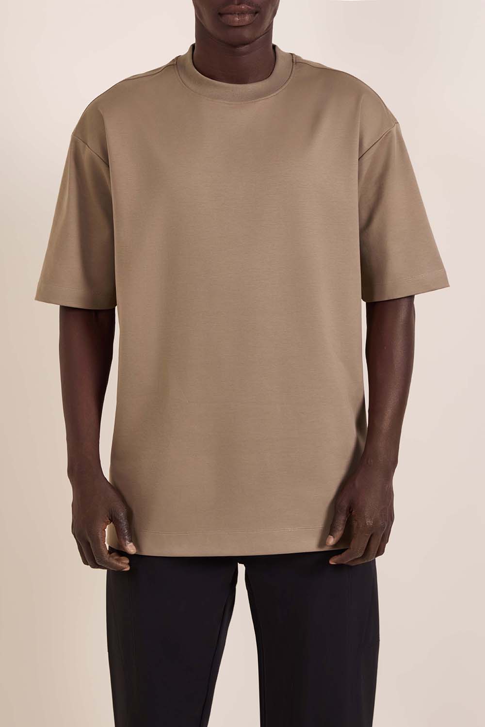 תמונת דוגמן קידמית של חולצת טי משוחררת