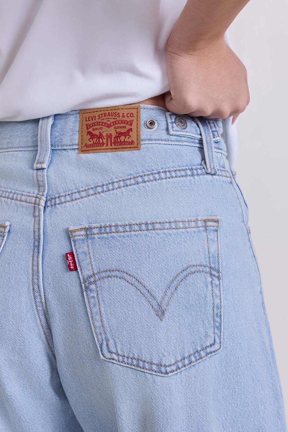 תמונת תקריב דוגמן של מכנסי ג'ינס רחבים