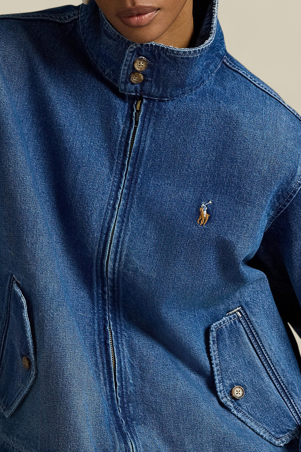 תמונת תקריב דוגמן של ז'קט ג'ינס