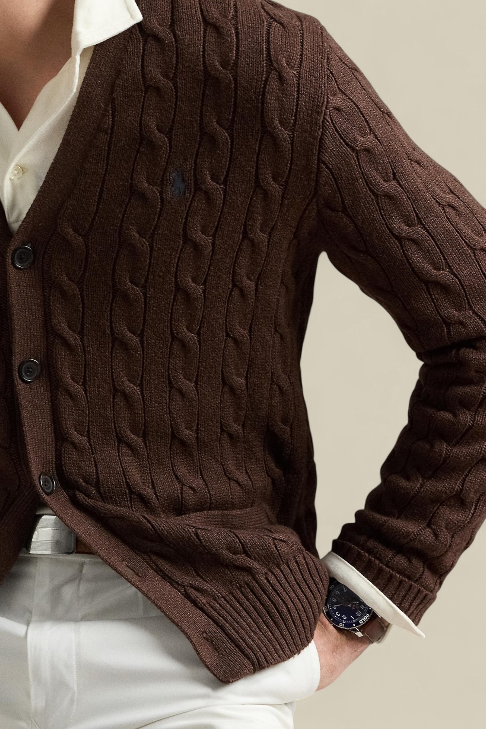 תמונת תקריב דוגמן של קרדיגן כותנה