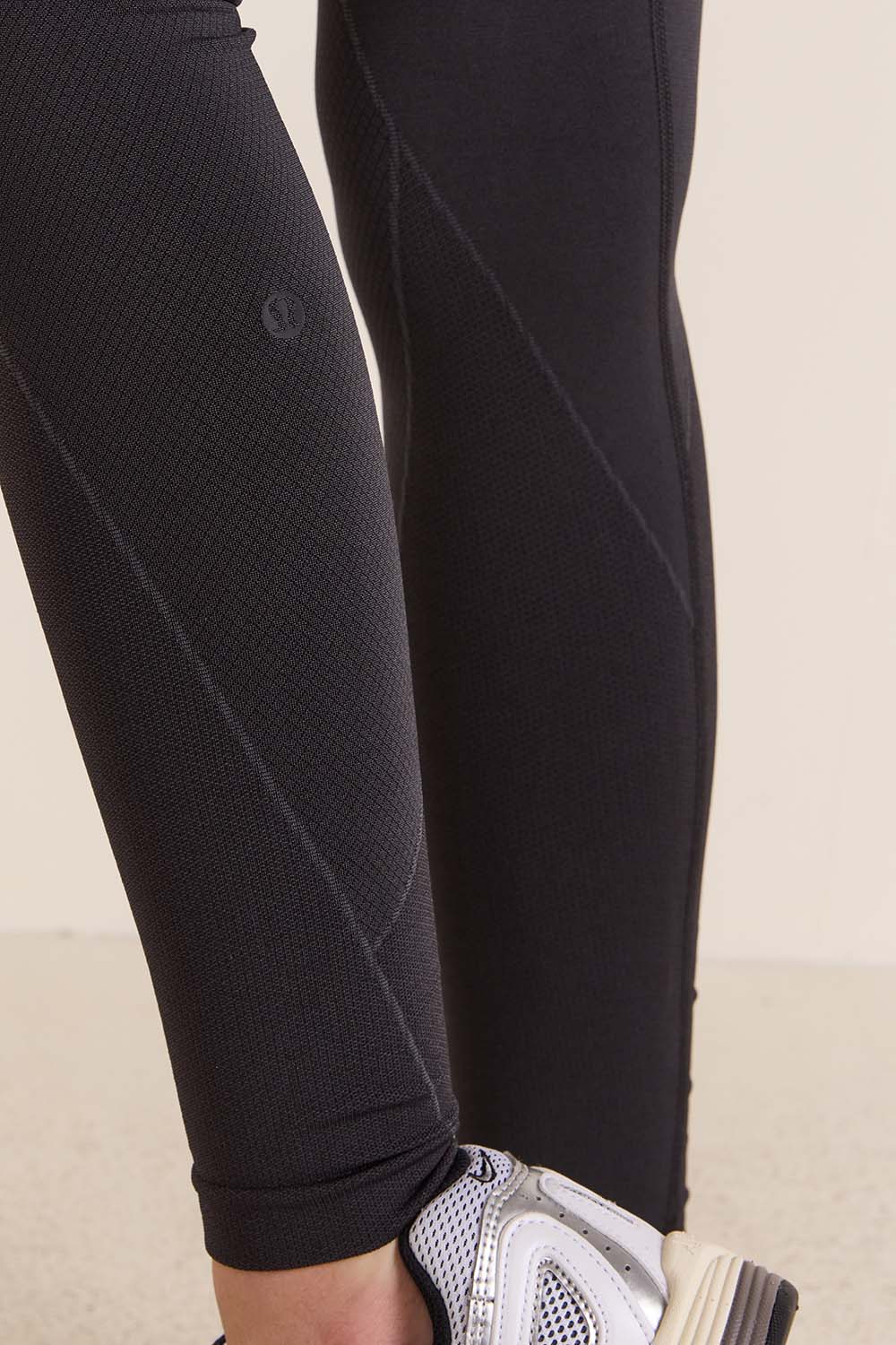 תמונת תקריב דוגמן של Seamless Mesh High-Rise Training Tight 25
