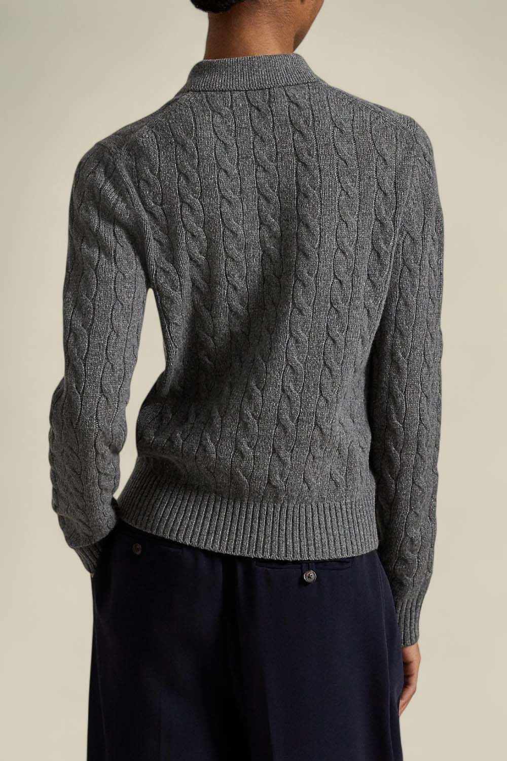 תמונת דוגמן אחורית של סריג פולו צמר וקשמיר