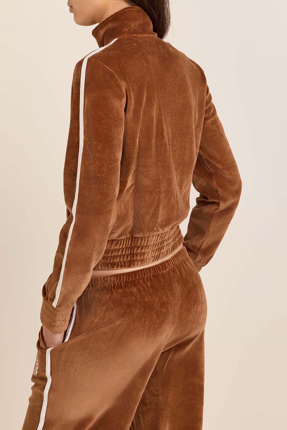 תמונת דוגמן אחורית של סווטשירט קטיפה עם רוכסן