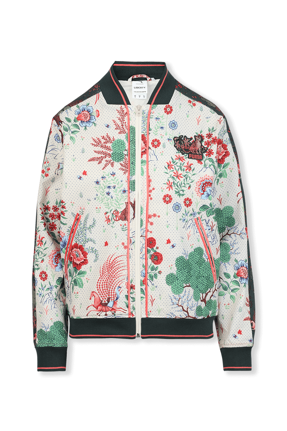 תמונה קידמית של פומה עם ליברטי ז'קט בומבר פרחוני על רקע לבן