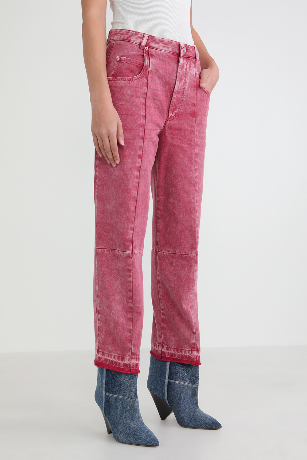 תמונת דוגמן קידמית של מכנסי ג'ינס נואמי