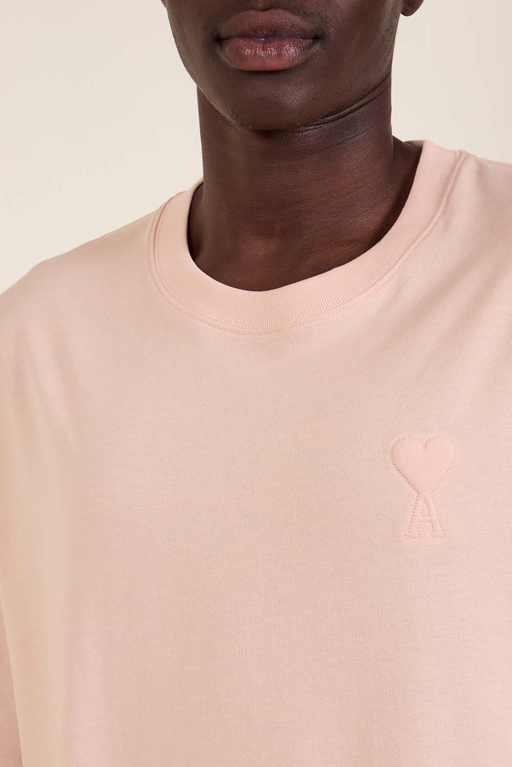 תמונת תקריב דוגמן של חולצת טי